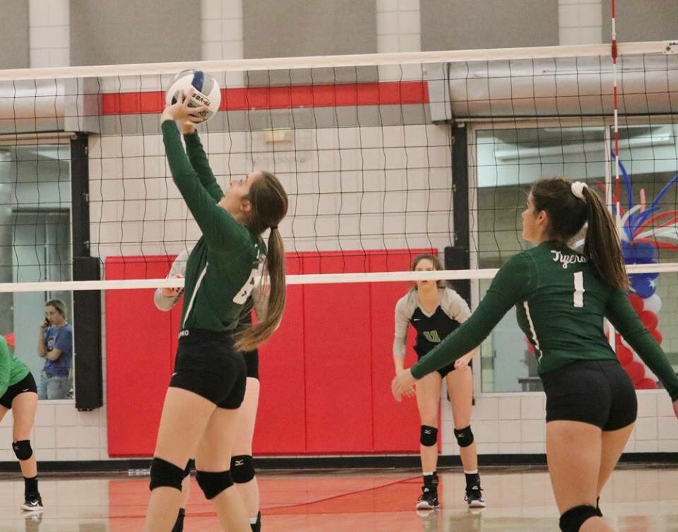 MorganMarlaina's tweet photo. Happy birthday to this awesome girl!! Thanks for being my setter partner this year, I hope you have a fabulous day!!❤️❤️ https://t.co/mylOpThxqL