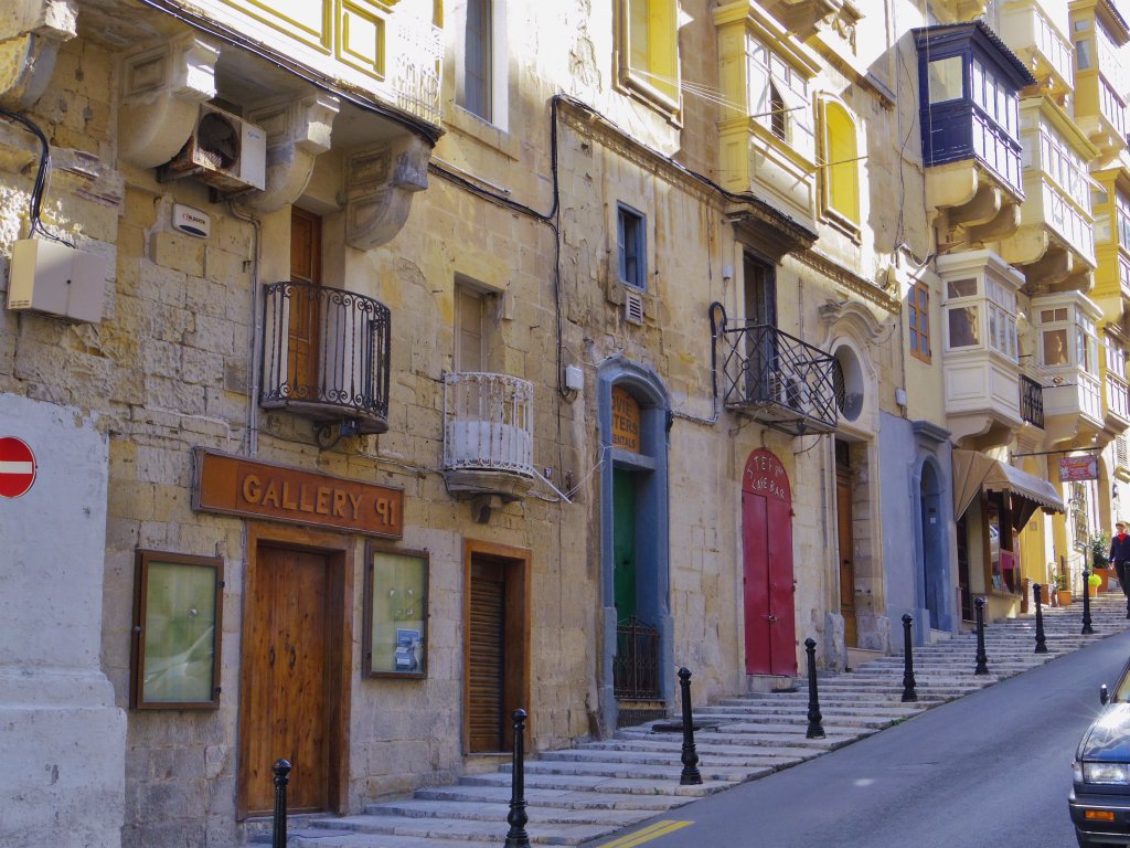 ট ইট র Arty 過去の旅行から マルタ島 中世を感じさせる古い石造りの街並み カラフルな出窓やドアなど 様々な表情があります Malta マルタ島 T Co Fojklcnpii ট ইট র