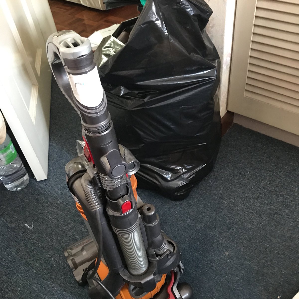 natasyanoordin's tweet image. Clearing a decade worth of memories to make way for new ones. #outyougo