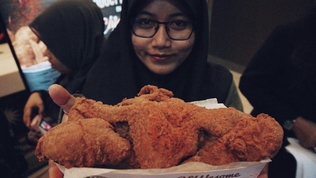 idaymohdnor's tweet photo. Who can say no to fried chicken?
Check @anwmalaysia kerana diorang tengah ada promo "Chicken Fiesta") & memprknalkan 2 jenis ayam goreng.
Info lanjut: https://t.co/7YLWUcBC4w
#anwmalaysia #chickenfiesta https://t.co/DIeD6RtRfn