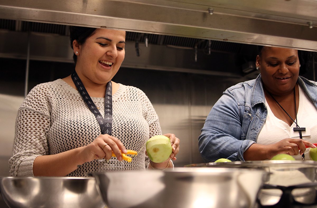 JFSSD's tweet photo. #TeamJFS is hard at work baking homemade apple pies for the @MamasKitchenSD Pie in the Sky bake sale, helping individuals with critical illnesses sit down to delicious meals. https://t.co/IsXGl0Bd8e