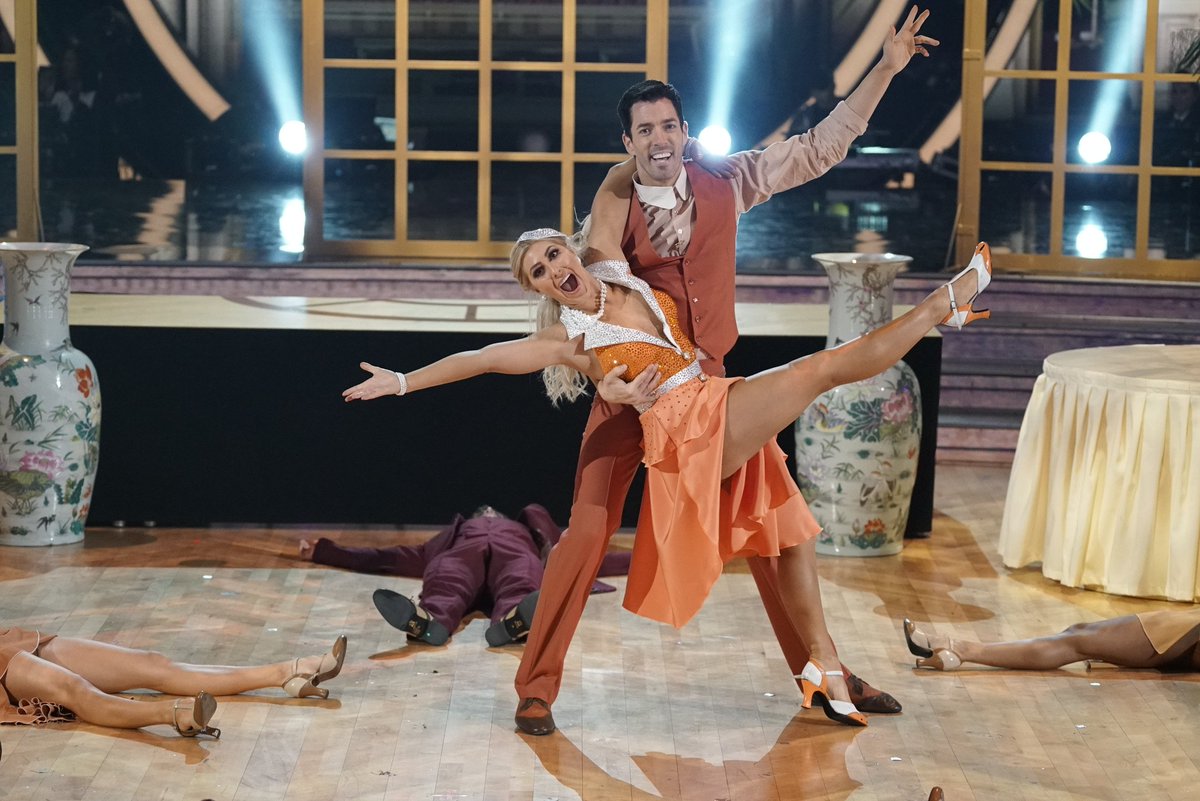 MrDrewScott's tweet photo. How did you like that FREESTYLE!? Our dances are done, now we need your VOTES!! https://t.co/9IbajhMQ1H or 1-800-868-3404. Retweet to help us spread the word. Thank you, we ❤️ you! #DWTS #TeamHotProperty https://t.co/4FHJjVPh8m
