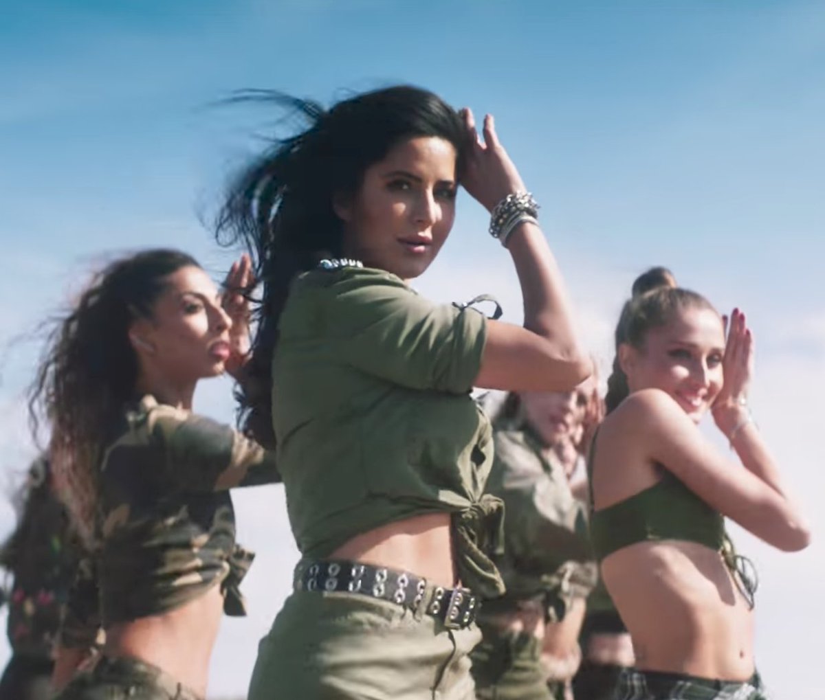 YouTubeIndia's tweet image. Who needs a regular welcome when you can have a #SwagSeSwagat? 🙏 → youtu.be/xmU0s2QtaEY