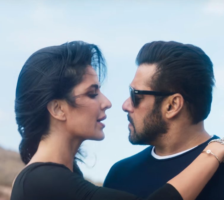 YouTubeIndia's tweet image. Who needs a regular welcome when you can have a #SwagSeSwagat? 🙏 → youtu.be/xmU0s2QtaEY