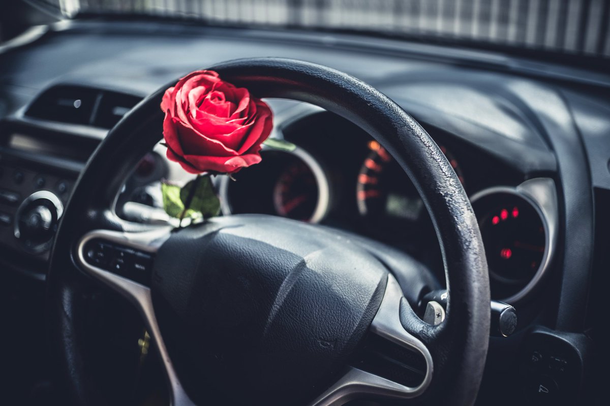 joliedubai's tweet photo. Get your favorite Jolie beverage (and a gorgeous flower!) Delivered to your car when you order from us using the Drivu app. 🌹🚗✨ #Drivu #JolieCafeDubai #DubaiFood #DubaiDelivery https://t.co/tzin9iMpUO