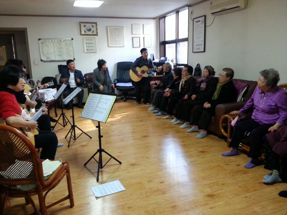 [수내2동 기타동아리 경로당 재능나눔 공연 ]

수내2동 지역사회보장협의체 및 기타동아리반이 주관하여 재능나눔 기타공연을 실시하고 있습니다.

문화행사를 접할 기회가 적은 어르신 대상으로 작은 즐거움을, 참여자들의 재능을 나누는 작은 봉사활동으로 이웃사랑을 실천하고 있습니다.

#성남시