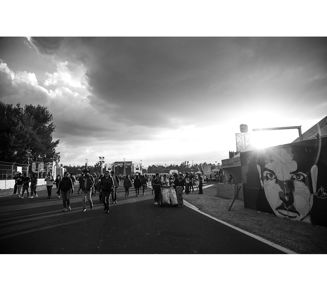ivanovobeach's tweet photo. Un año más asistiendo y tomando fotos en @CoronaCapital 👑🌆🎶🎤🎸💜
Cobertura completa en  @mehaceruido
Partner in crime @Azelegna 📷 https://t.co/gyEhtK3nct