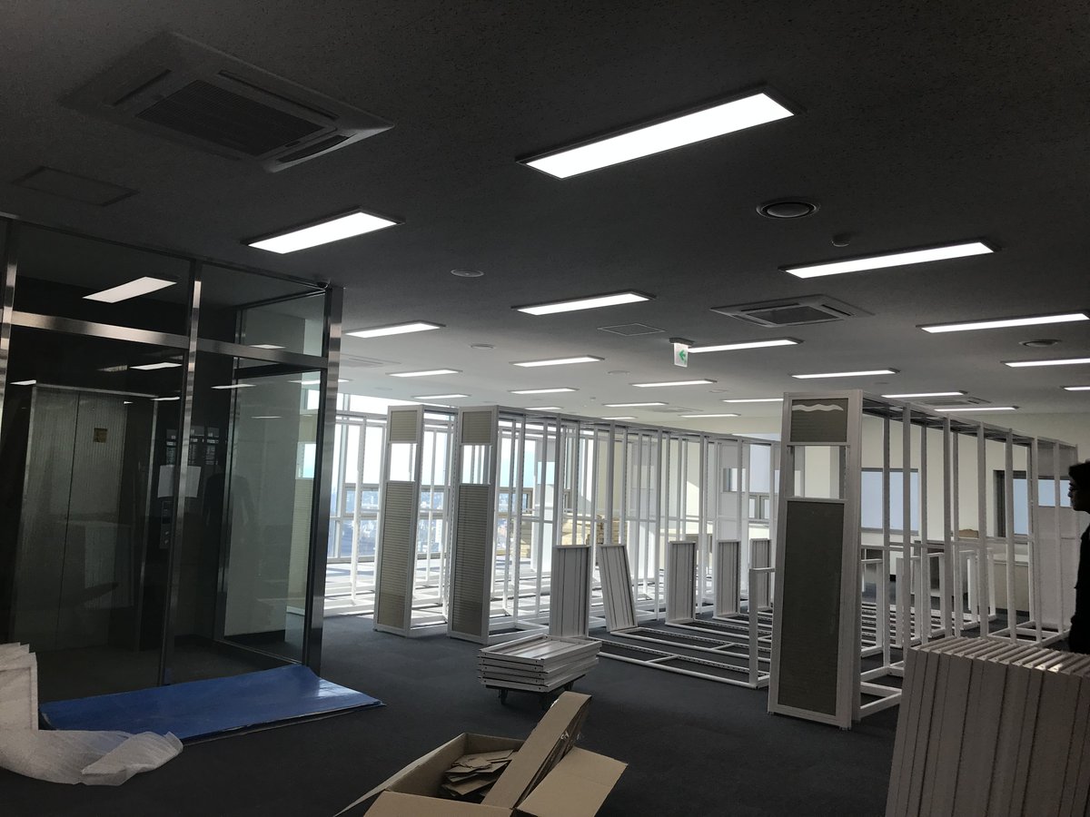 해오름도서관(구 상원도서관) 신축공사 현장입니다. 3층 도서열람실 내 천장 및 바닥 공사 완료 후 서고 설치중입니다.  준공까지 마무리 잘 하겠습니다. #성남시 #시설공사과