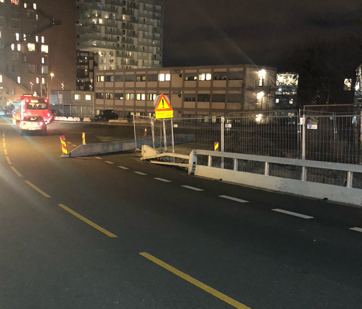 Det nye gjerdet i Bispegata kommer brått på. 

@delveien <a href="/oslosykkel/">Oslosykkel</a> @sykkelioslo #sykkelfelt #sykkelføremelding