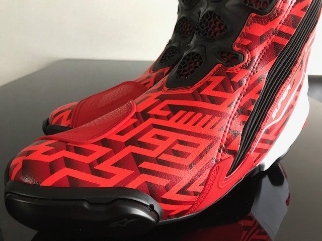 赤マル マルケスの魂が足元に宿る！ アルパインスターズの”MM93″シリーズから