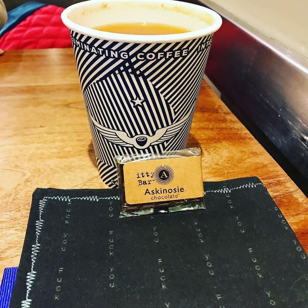 sithmama's tweet photo. Coffee break #intelligentsiacoffee #coffee #pocketdump #chicago #edc #edcgear #fuckyou #chocolate #sweets #hanks #bluelabelhanks #hotchocolate #trip #winter #instaphoto #コーヒー #シカゴ https://t.co/C2MFGp20dO https://t.co/X30SAP2xxN