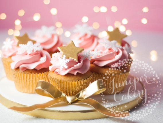 CakesClub's tweet image. "How to Make a Quick &amp;amp; Festive Cupcake Wreath" via The Craftsy Cake Decorating Blog: