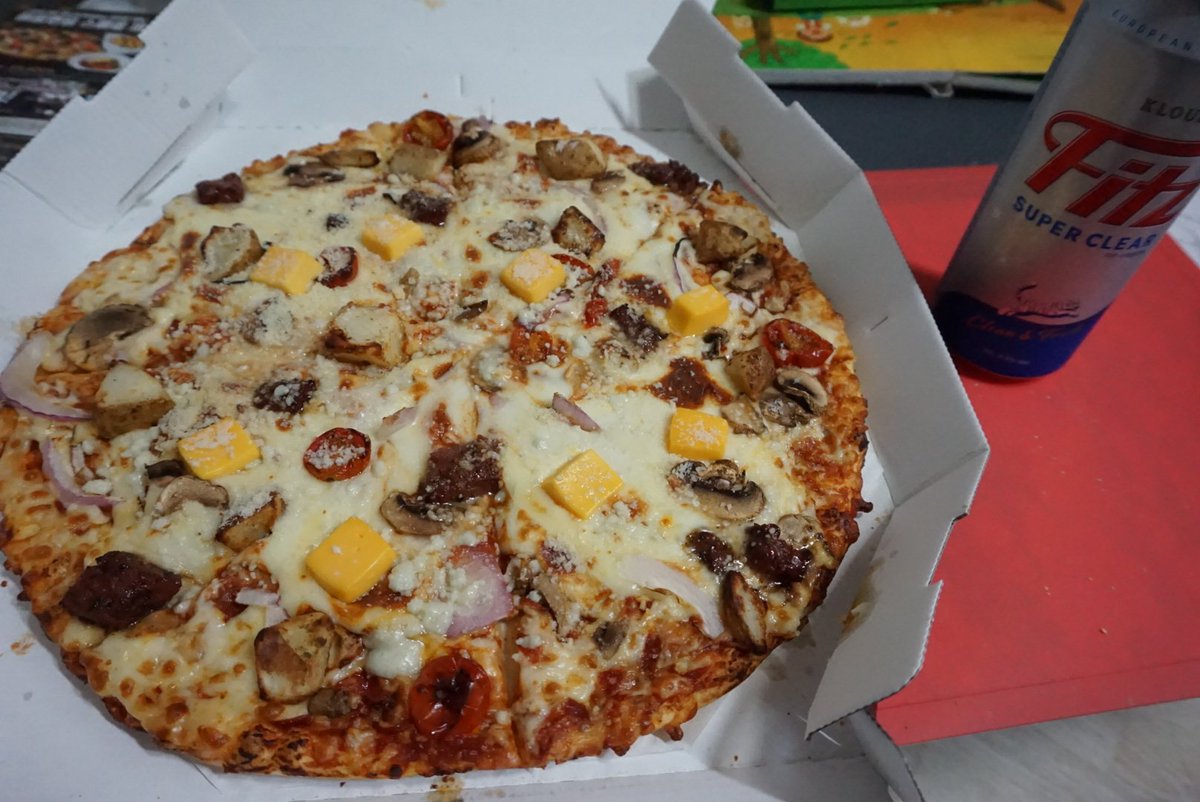 ROPassion's tweet photo. 지친 육아 후 달콤한 휴식시간. 도미노 신메뉴 완전 맛있네! 7치즈의 풍미가 입안에서 퍼지다가 갑자기 두툼한 비프가 씹히는데 육즙 작렬! 이건 대박임~ 육아스트레스 한방에 날아가는 기분! 짜지 않아서 아기 일어나면 간식으로 줘야짛ㅎ #도미노피자 #7치즈앤그릴드비프피자 #피맥 #도미노신메뉴 https://t.co/3bv46FRDNb