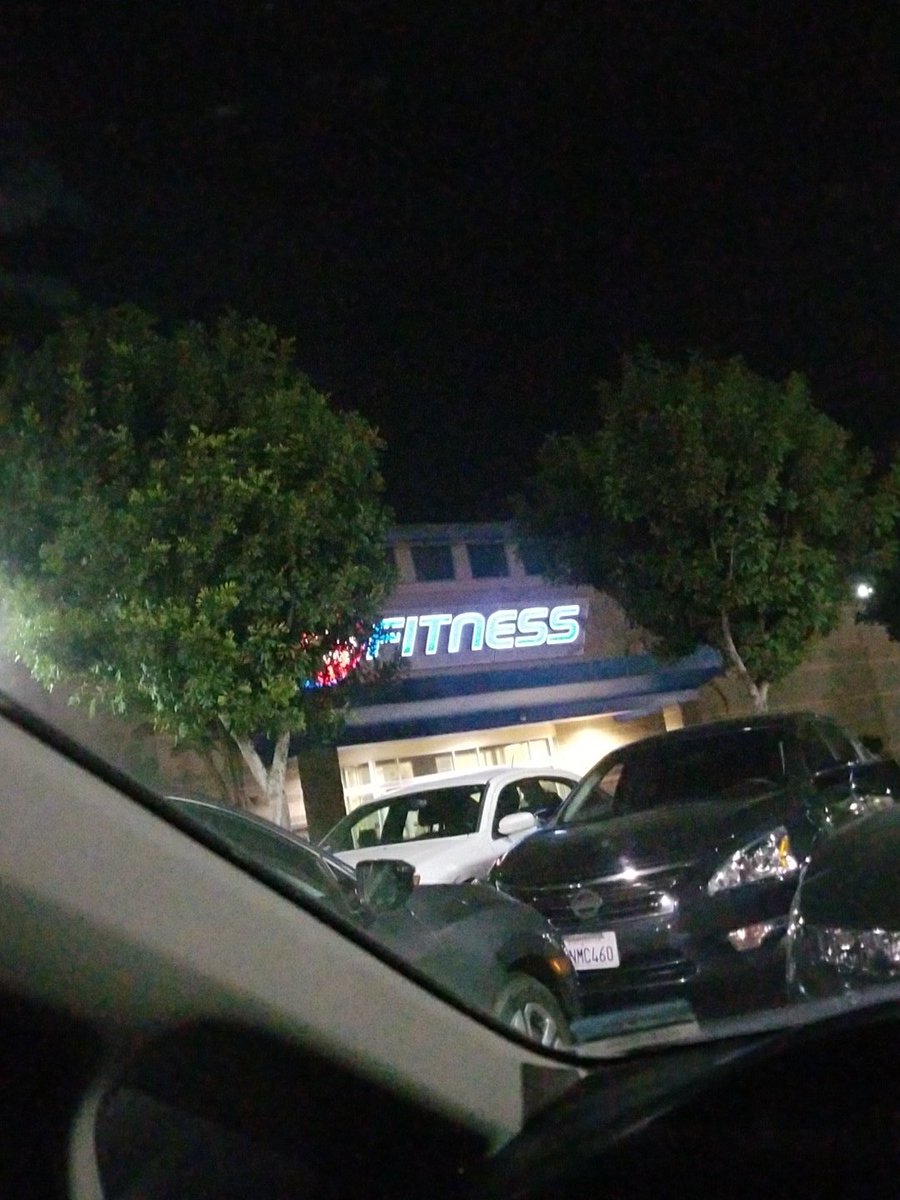 jzarate_17's tweet photo. Long ass day. Zero motivation or drive to lift at all. No excuses though. #LateSesh https://t.co/DrW5jOXyty