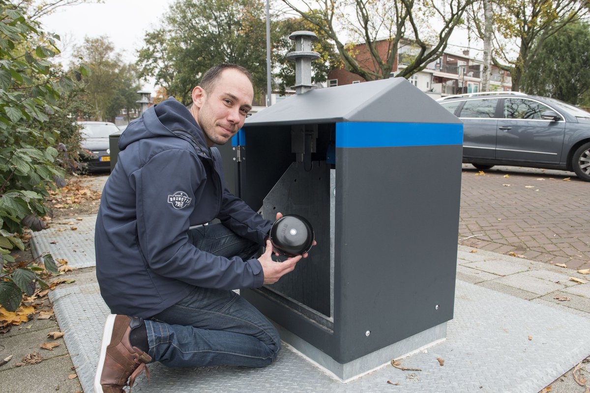 Alle 6540 wijkcontainers in Rotterdam krijgen een sensor die meet hoe vol de container is. Zo wordt automatisch een efficiënte route langs alle volle containers gepland. rotterdam.nl/wonen-leven/sl… #SlimBeheer