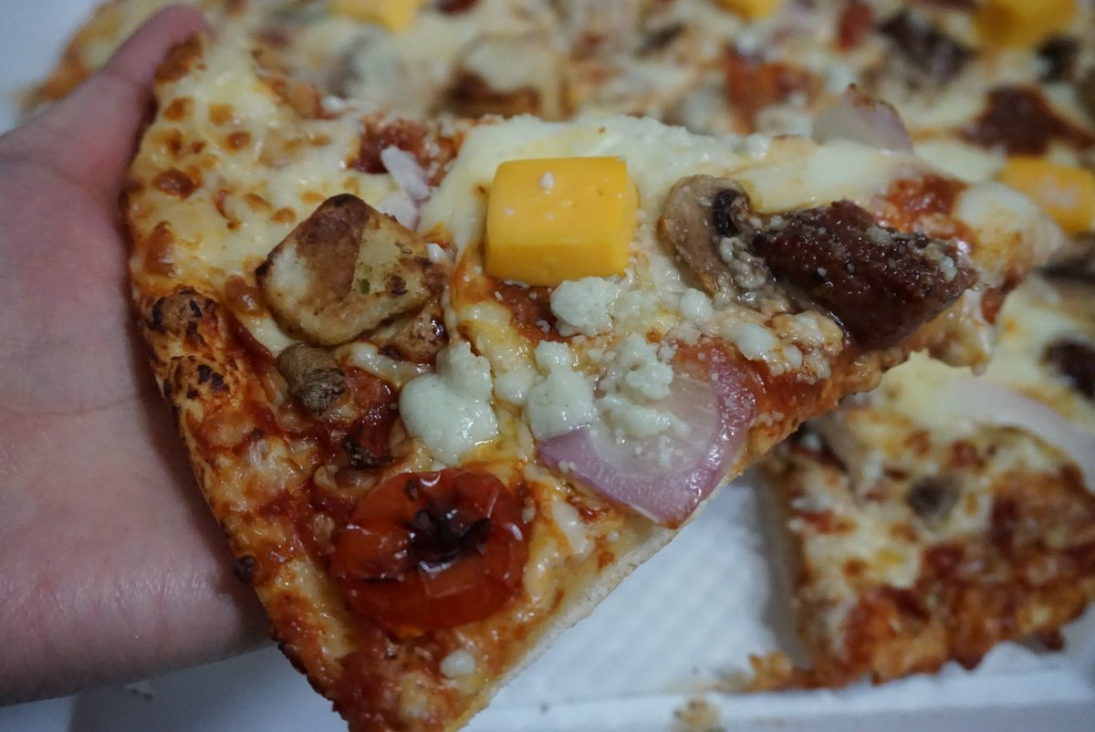 ROPassion's tweet photo. 지친 육아 후 달콤한 휴식시간. 도미노 신메뉴 완전 맛있네! 7치즈의 풍미가 입안에서 퍼지다가 갑자기 두툼한 비프가 씹히는데 육즙 작렬! 이건 대박임~ 육아스트레스 한방에 날아가는 기분! 짜지 않아서 아기 일어나면 간식으로 줘야짛ㅎ #도미노피자 #7치즈앤그릴드비프피자 #피맥 #도미노신메뉴 https://t.co/3bv46FRDNb