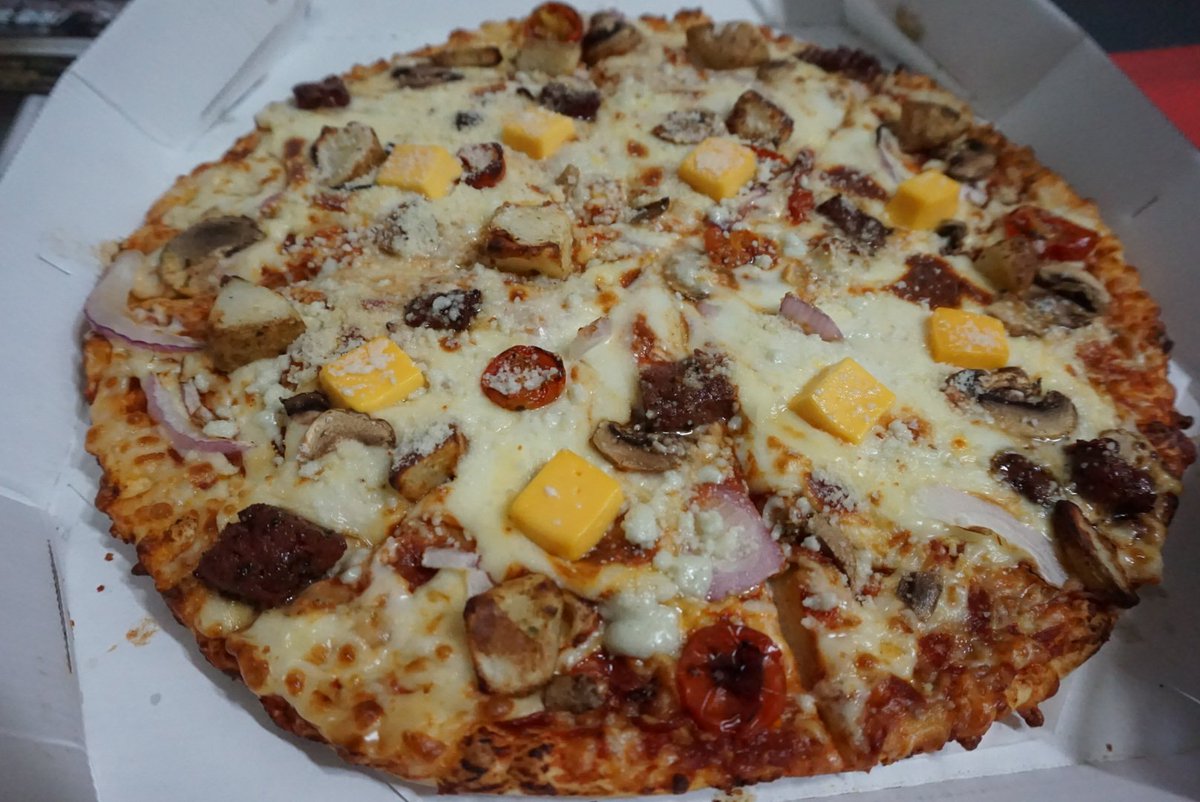 ROPassion's tweet photo. 지친 육아 후 달콤한 휴식시간. 도미노 신메뉴 완전 맛있네! 7치즈의 풍미가 입안에서 퍼지다가 갑자기 두툼한 비프가 씹히는데 육즙 작렬! 이건 대박임~ 육아스트레스 한방에 날아가는 기분! 짜지 않아서 아기 일어나면 간식으로 줘야짛ㅎ #도미노피자 #7치즈앤그릴드비프피자 #피맥 #도미노신메뉴 https://t.co/3bv46FRDNb