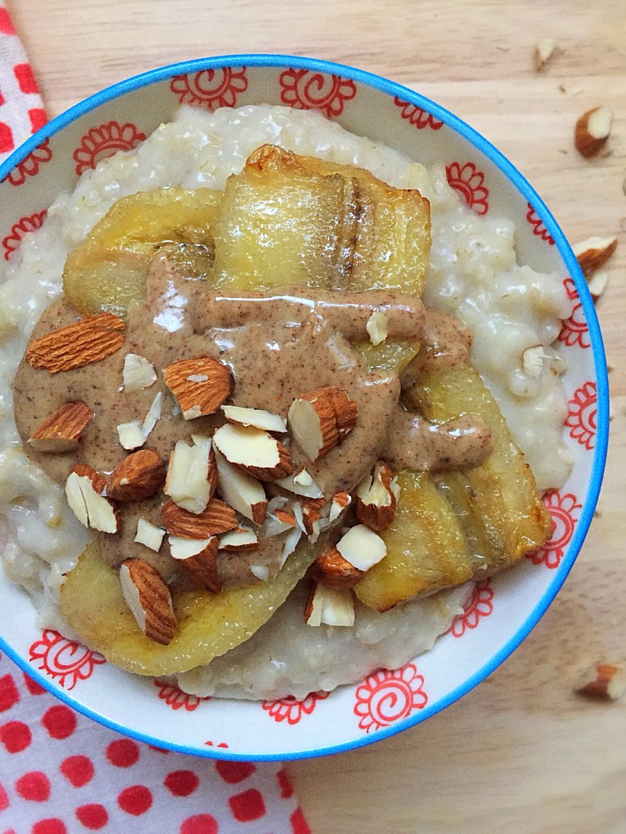 Best #breakfast ever! 😋 
Creamy porridge topped with coconut baked banana, chopped almonds and almond butter ☺️ 
recipe: karmenskitchn.com/breakfast/porr… #vegan