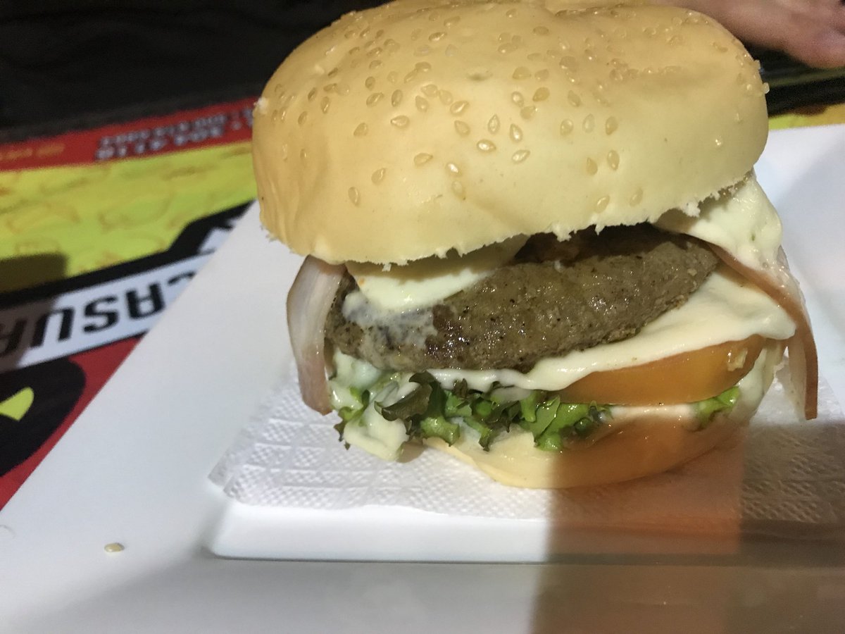 Pamejiab's tweet photo. Cerrando el #MasterBurgerCo con la hamburguesa de Victor casual food ! https://t.co/zIA98bPCWu