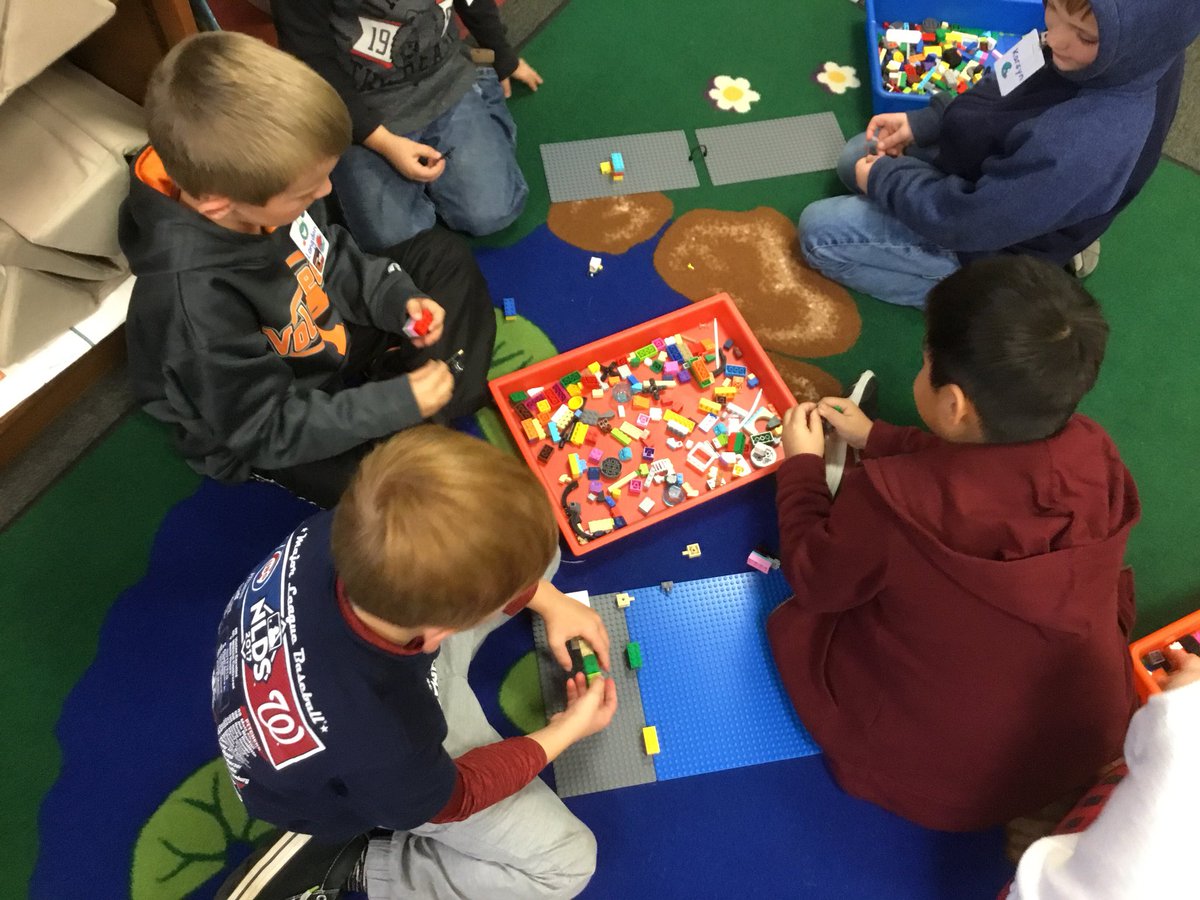 Youngfes1's tweet photo. Great time in media center today. We did a Khoot, made traps, and tasted some treats from Australia.#GRAMem #fessparkle https://t.co/Orvsg6p1Dh
