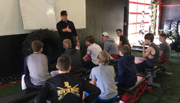 ClintStoerner's tweet photo. Quick chalk talk with the QBs .. know &amp; be able to talk the game .. basic terminology, presnap process, coverage ID &amp; weaknesses, have a plan!! Most cerebral goes to 2022 QB Drew Wright, well done young fella!! #QBTraining #QBMind #EliteAR #HolidayTraining https://t.co/BG0PYBbj0G
