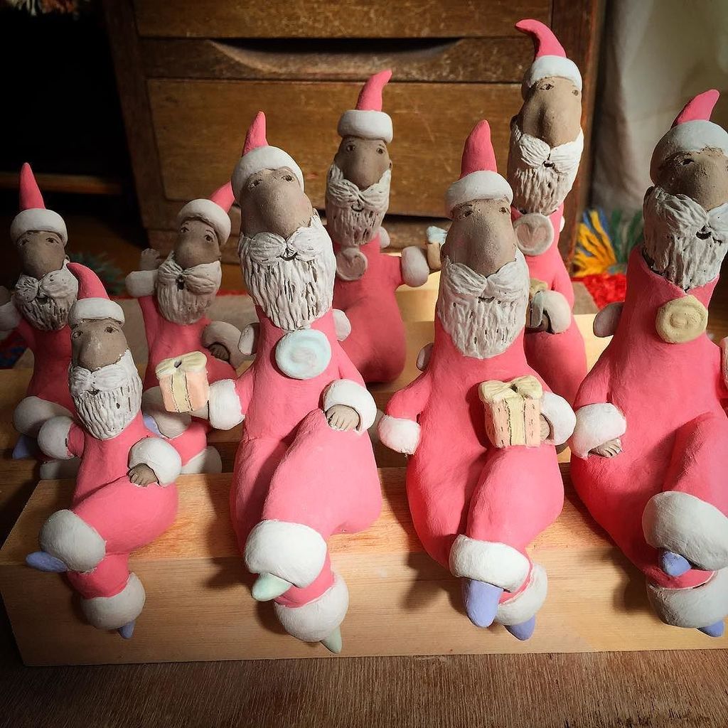 yuyu_mondo's tweet photo. Santa Claus 
サンタクロースもプレゼント持って乾燥中〜〜
12月もすぐそこですよ〜
#ceramicdoll #ceramicartist #artist #fattoamano #ceramica#pottery #yukoyoshikawa #handmadecrafts #ceramicworks #ceramicsculpture #吉川裕子#Santa Claus#サンタクロース#陶人形 https://t.co/kxT23kayn2 https://t.co/NZzuueSgsr
