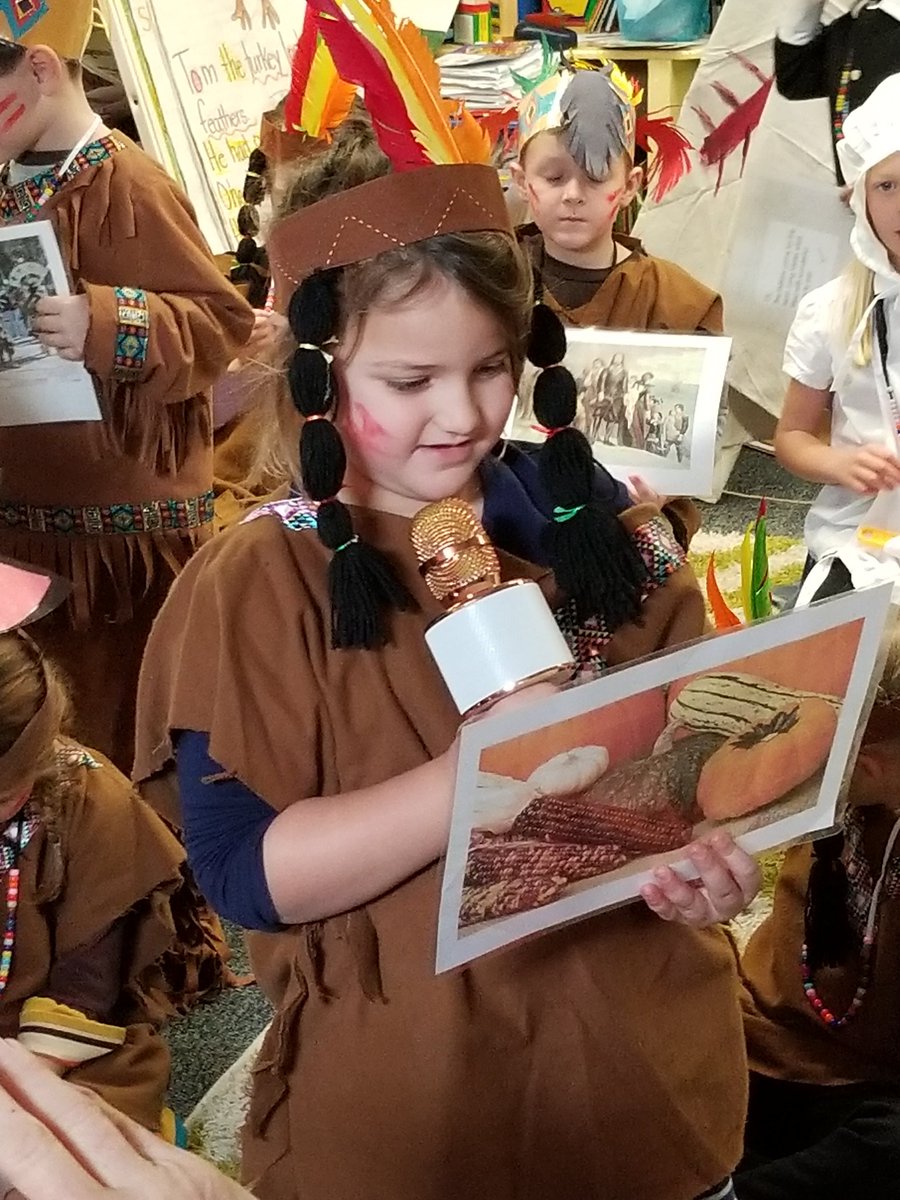 CSFlowerPower's tweet photo. Busy day! So much to be thankful for! #kindergartenthanksgivingprogram #ifturkeyscouldtalk @HPCS_TN #itshardtotakepicturesanddirect https://t.co/nkfKcgq26T