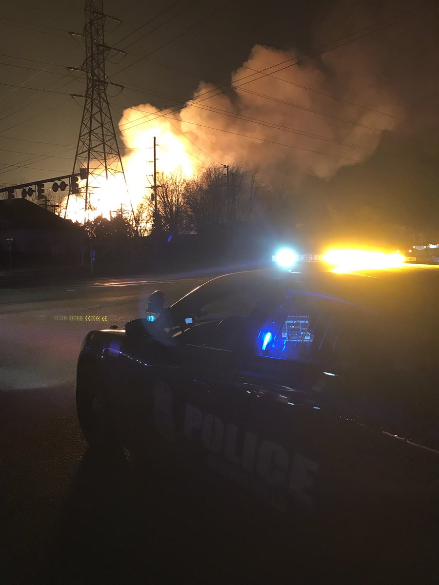 AHPOLICE's tweet photo. Avoid the area of Brown/Joslyn and Brown/Baldwin. Police and Fire on scene of a Large outdoor fire. #AuburnHills https://t.co/S8OFt0ldui