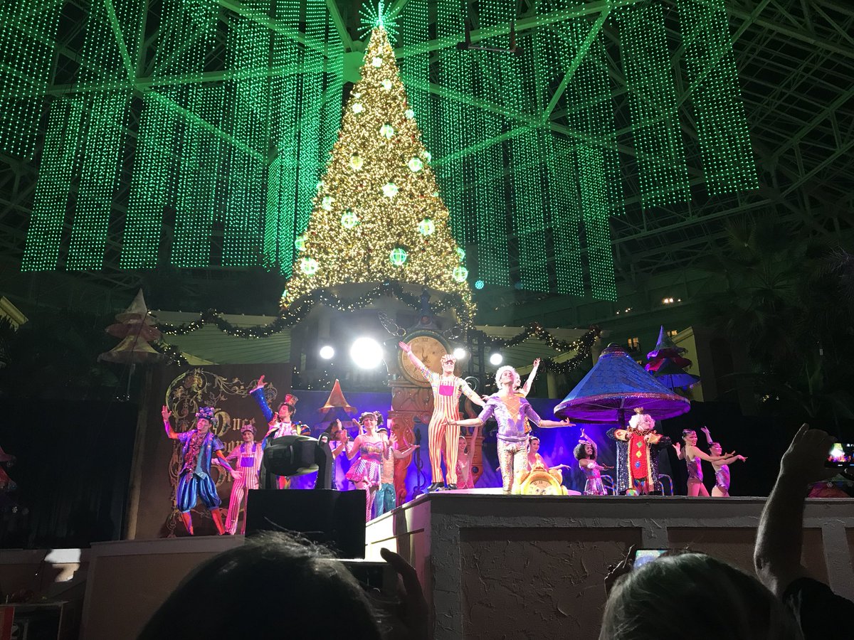 #cirquedreams is performed several times a night with a rotating cast so no 2 shows are the same located  in the resort's atrium. It's free to watch and it’s amazing. #Memorizing 
.#cirquedreamsunwrapped #christmasatgaylordpalms #CAGP17 
#gaylordpalms