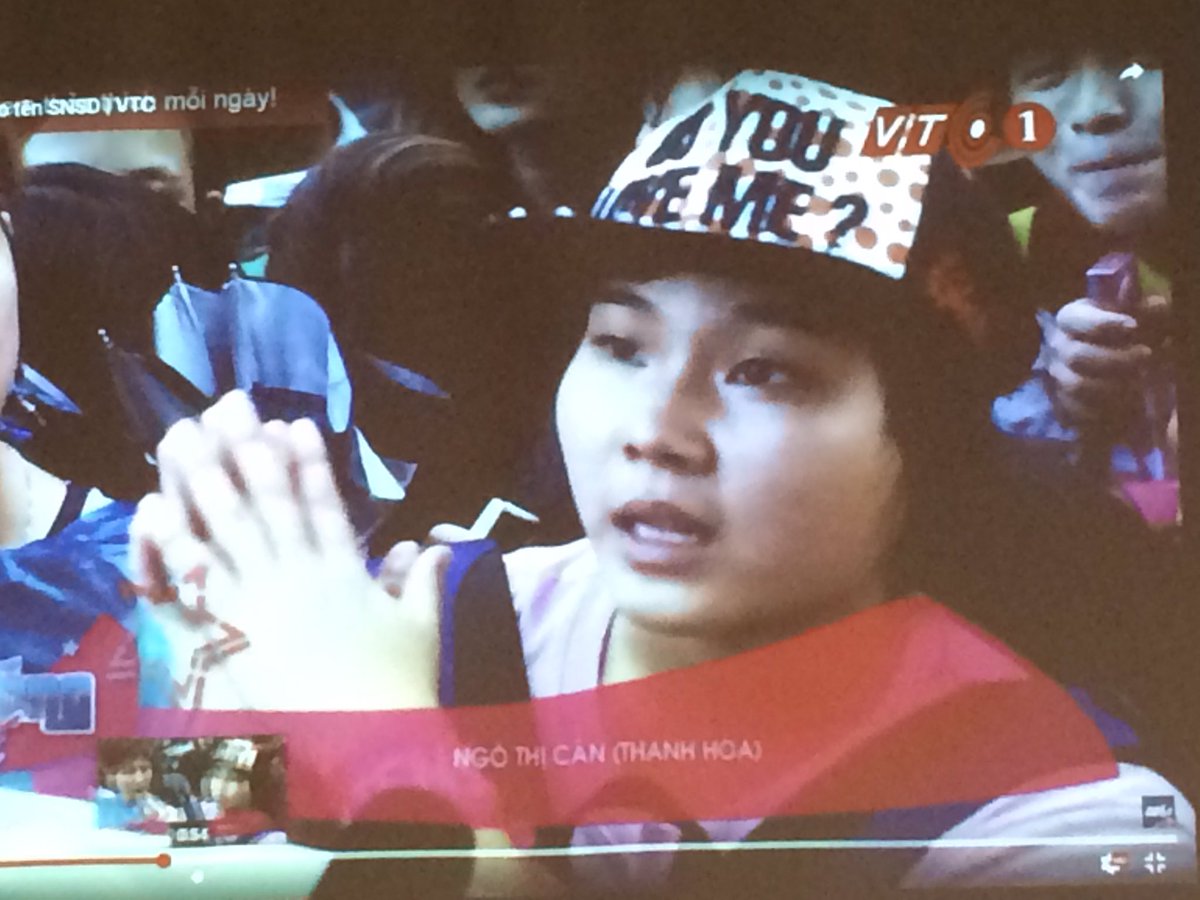 heavyredaction's tweet photo. "Mediated Intimacy" -- talk on fandom by Ha Hoang. Sign of a good talk: "...thanks to the fever of Gangnam Style that swept the world..." #VU2017 https://t.co/rYbiyyb0vv