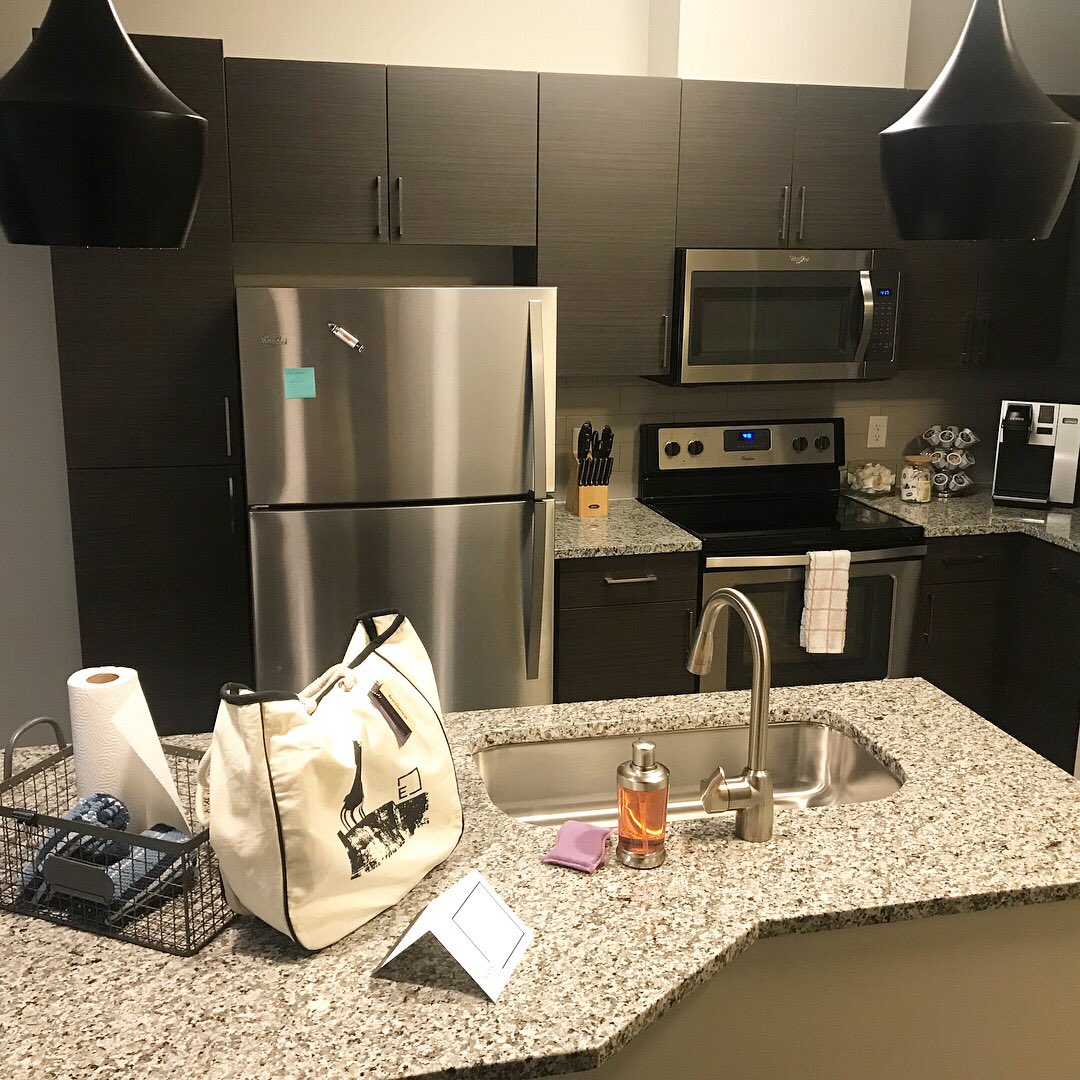 EdisonGordonSq's tweet photo. Don’t forget about our one bedroom suite for your family and friends. Residents, contact the leasing office to book. #cleveland https://t.co/4rfN1E76Ab
