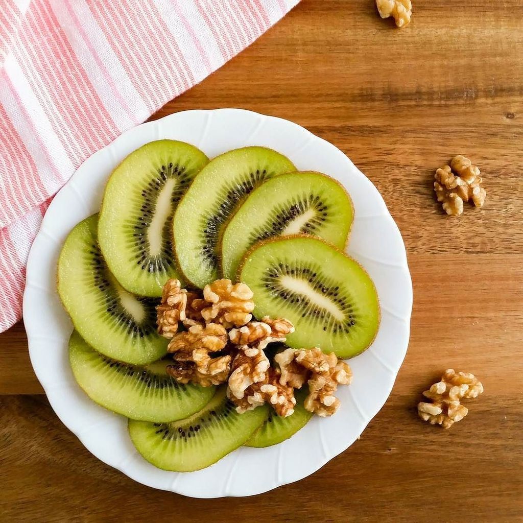 bishop_glenda's tweet photo. Kiwi fruit and walnuts... a super easy low FODMAP snack of fruit and nuts. Healthy, substantial enough to tide you over, and tastes good too.
.
.
.
.
#lowFODMAP #lowFODMAPdiet #FODMAP #fodmapfriendly #glutenfree #wheatfree #dairyfree #lactosefree #fruct… https://t.co/ZH5OEOHlec https://t.co/CX8L4ML2N7