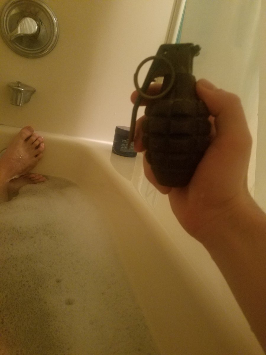 _eric_v's tweet photo. In looove with my new bath bomb ❤️💁‍♀️😍 https://t.co/Fx1B9wYAJS