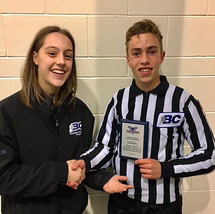 BCHockey_Refs's tweet photo. Mentorship continues in Vancouver with VTMHA Junior Official of 2016-17 Sam Shapray receiving his plaque from supervisor Megan Howes. https://t.co/DNAJFcWg0P