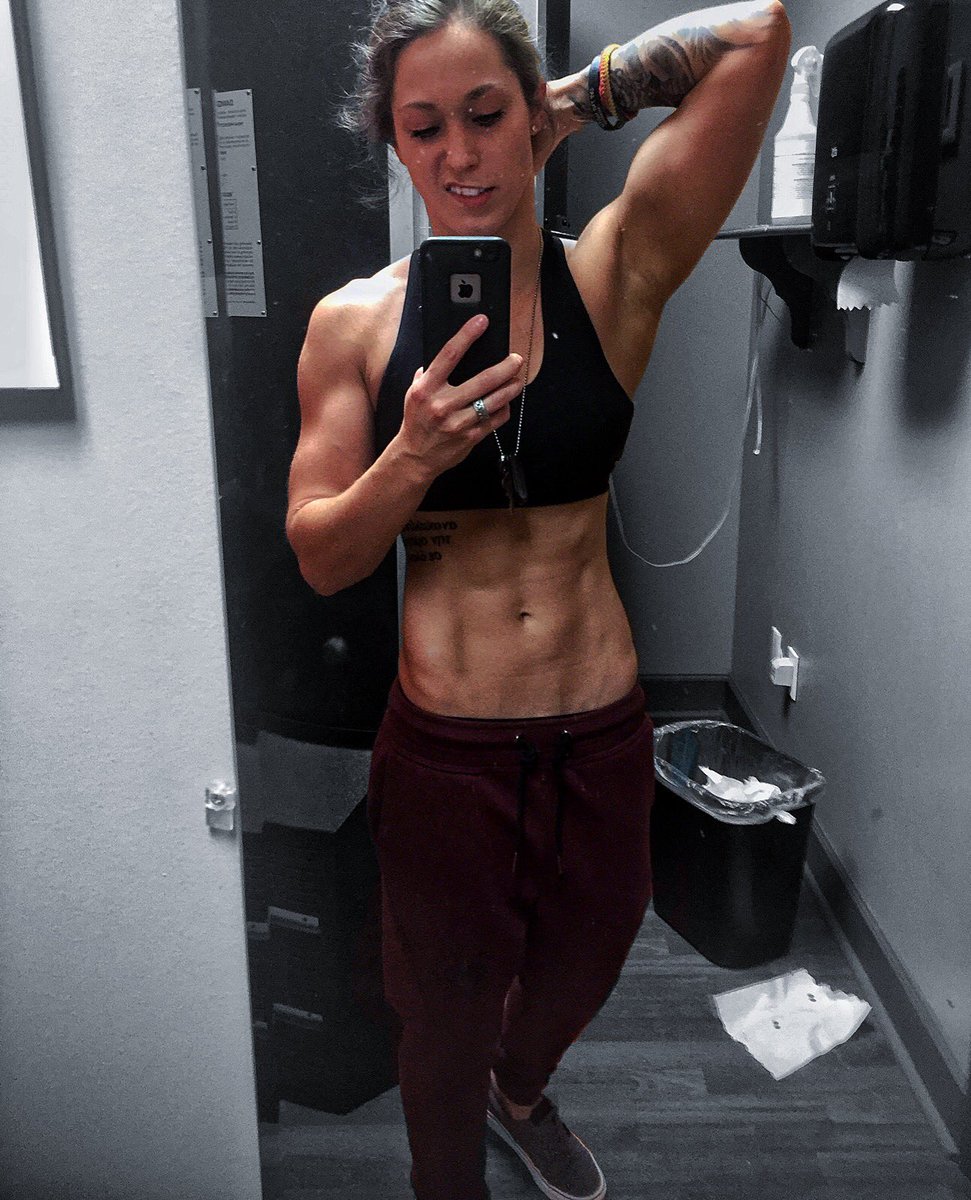 cycloneirma's tweet photo. Guess who’s ready to face dive into turkey day dinner 🥘 #BirminghamBound #fitink #americanmade #americanmuscle #MilitaryMonday #militarymuscle https://t.co/1gIH2ec35O