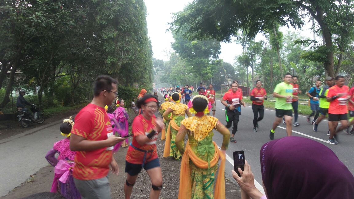 budparekrafjtg's tweet photo. Para pelari d sambut dengan tarian tradisional kearifan lokal bagian dari budaya #BorobudurMarathon2017 #Magelang
#BJBM2017
#JatengGayeng https://t.co/q39ftknRfe