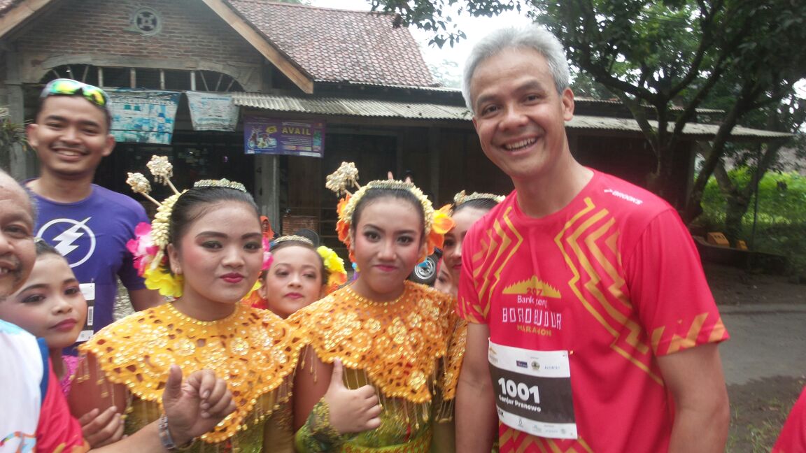 budparekrafjtg's tweet photo. Para pelari d sambut dengan tarian tradisional kearifan lokal bagian dari budaya #BorobudurMarathon2017 #Magelang
#BJBM2017
#JatengGayeng https://t.co/q39ftknRfe