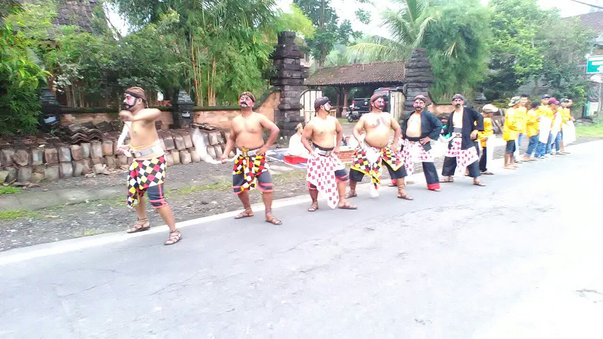 budparekrafjtg's tweet photo. Para pelari d sambut dengan tarian tradisional kearifan lokal bagian dari budaya #BorobudurMarathon2017 #Magelang
#BJBM2017
#JatengGayeng https://t.co/q39ftknRfe
