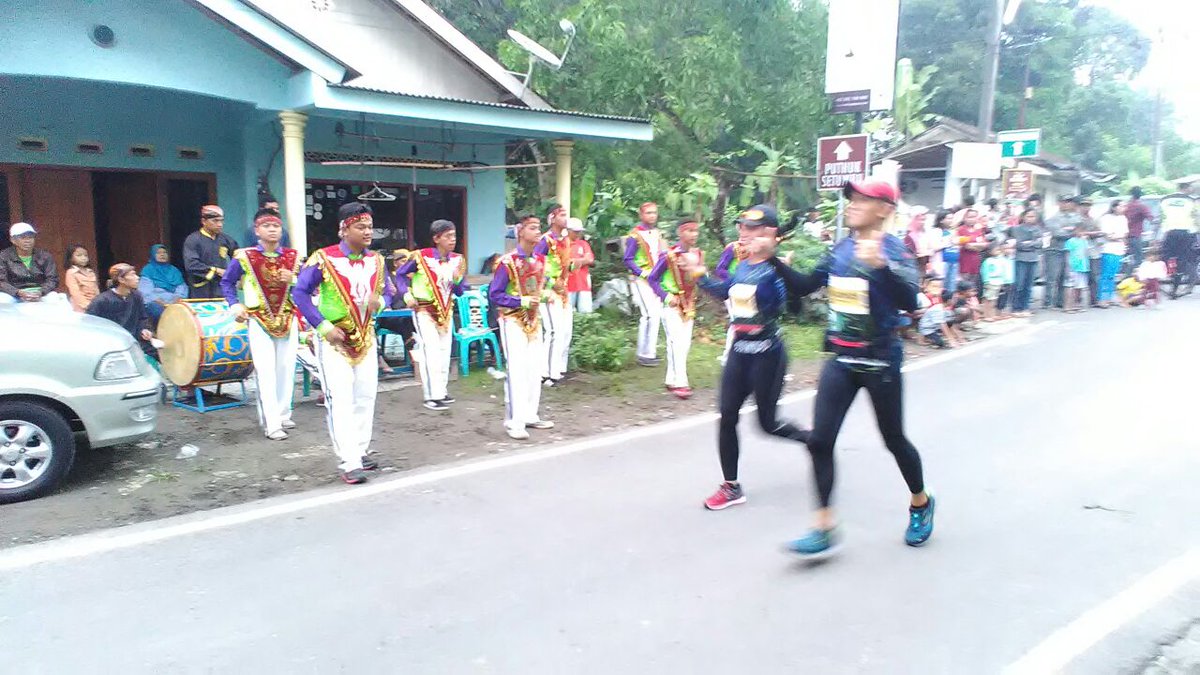 budparekrafjtg's tweet photo. Para pelari d sambut dengan tarian tradisional kearifan lokal bagian dari budaya #BorobudurMarathon2017 #Magelang
#BJBM2017
#JatengGayeng https://t.co/q39ftknRfe