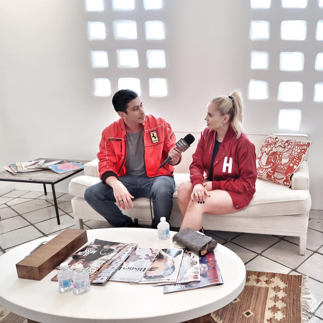 siimpsonfamily's tweet image. Alli Simpson giving an interview to the program #frontrowliveent a few days ago. (November, 19)