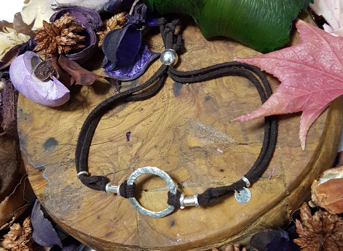 Lolandsilver2's tweet photo. Pulsera de cuero y motivos de plata texturizada #Boho #CraftSilver #PlataArtesanal
#Handmade #Silver #Artesania #Leather #Madrid https://t.co/ltDodXYHcQ