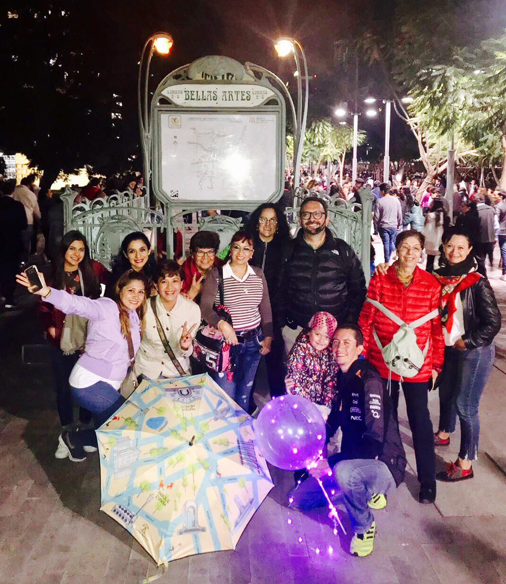 SombrillaTour's tweet photo. Nuestro recorrido espontáneo del Centro Histórico aprovechando el Festival de Luces #Filux #CDMX https://t.co/ME0dI8BMBD