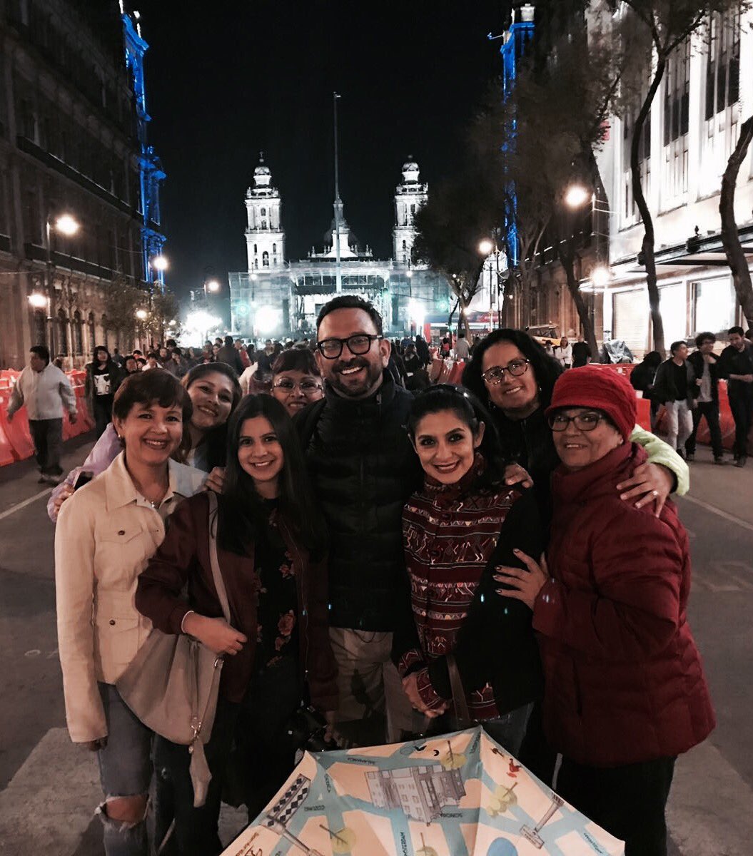 SombrillaTour's tweet photo. Nuestro recorrido espontáneo del Centro Histórico aprovechando el Festival de Luces #Filux #CDMX https://t.co/ME0dI8BMBD