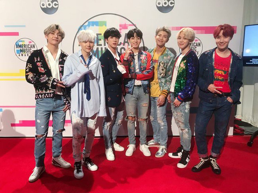 kor_celebrities's tweet photo. 防弾少年団、全世界で最も多くツイートされた音楽グループとして2018年のギネスブックに登載。
「防弾少年団」のまとめLIVE： https://t.co/2jbuyasISA https://t.co/ZrPlVHLApG