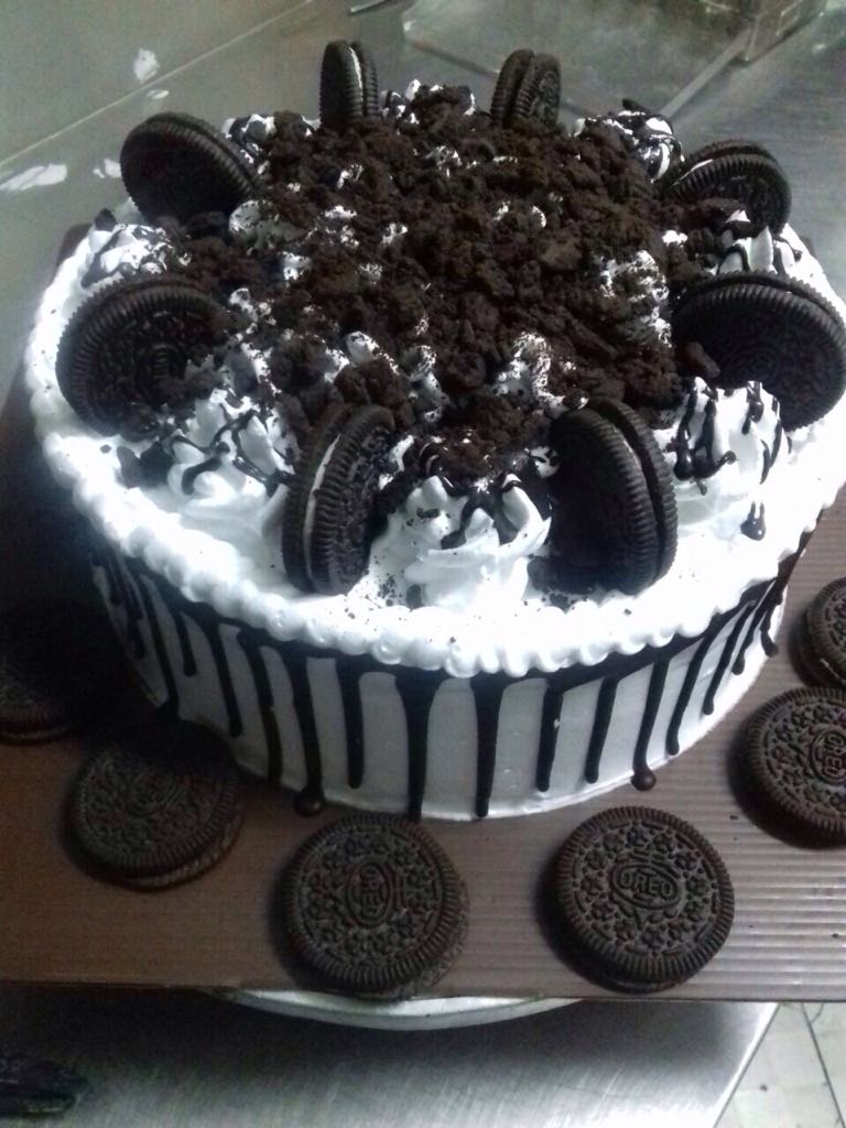 PisaCafe's tweet photo. Gelato Cake...... yummy https://t.co/9yRN4enBXU