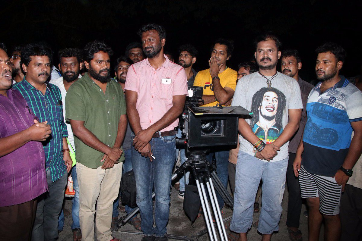 NewTamilCinema's tweet photo. Director @beemji says an Action & Cut For #பற #Para movie
Directed by #Keeraa
Produced by #VarnalayaCineCreations
#FavincePaul & #RishiGanesh @Poet_UmaDevi #Snehan @editorsabu @GopiCinePRO https://t.co/AIEFMKaXBL