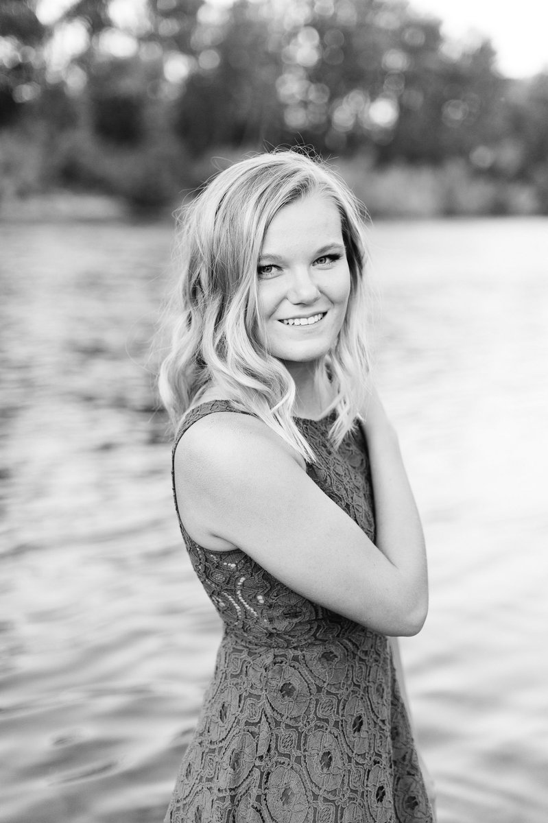 haley_dillard_'s tweet photo. Because I haven’t posted any Senior Pictures on Twitter https://t.co/6FeZXBtcrv