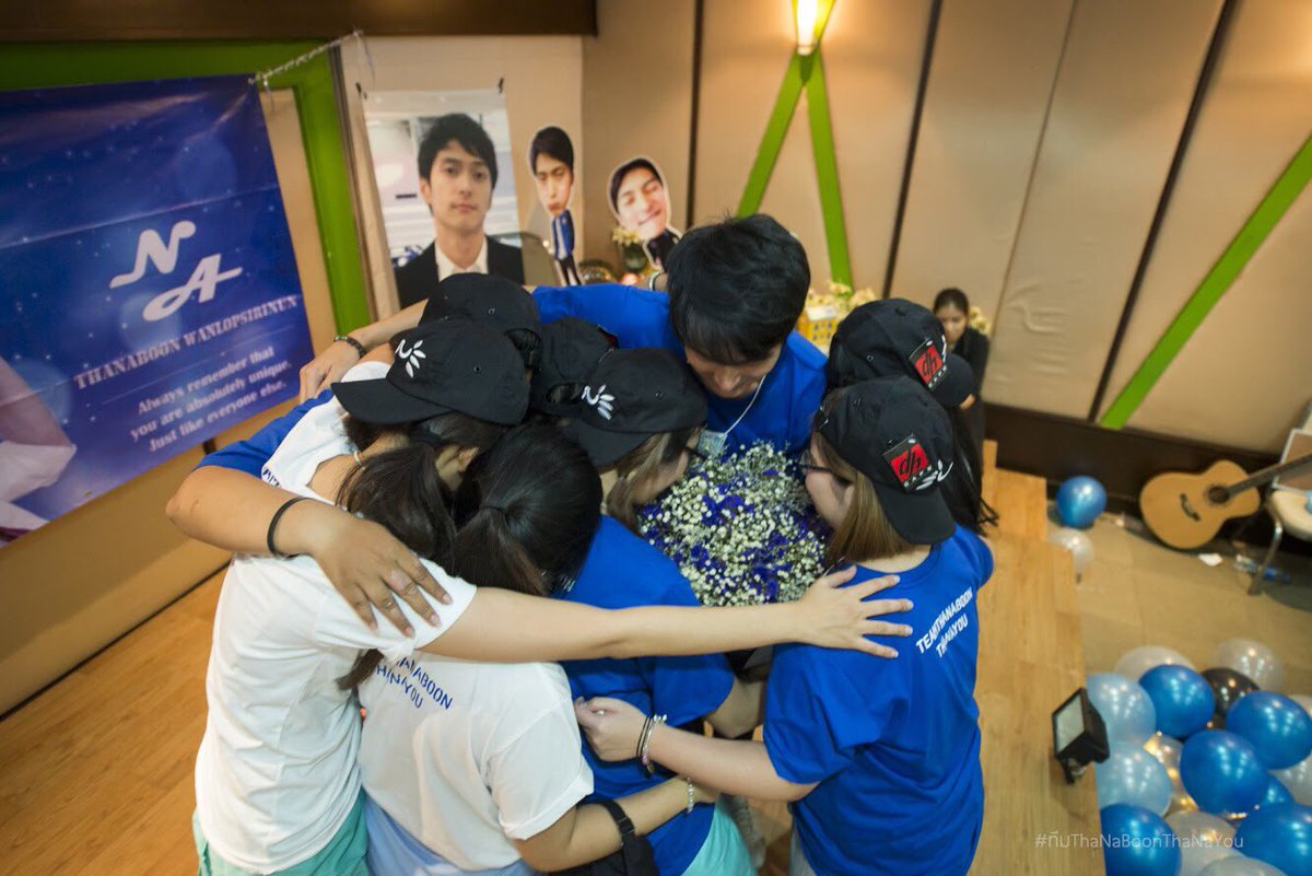 NunNatchanok's tweet photo. กอดกันกลมมมม แต่คือ ปล่อยเถอะดอกไม้ทิ่มหน้าน้องอยู่ววว 555 ล้อเล่นน๊า ร๊ากกกกนะอิพ่ออิแม่ #นะYouนะ #ทีมThaNaBoonThaNaYou #NaFirstMeeting https://t.co/iwazTTmZas