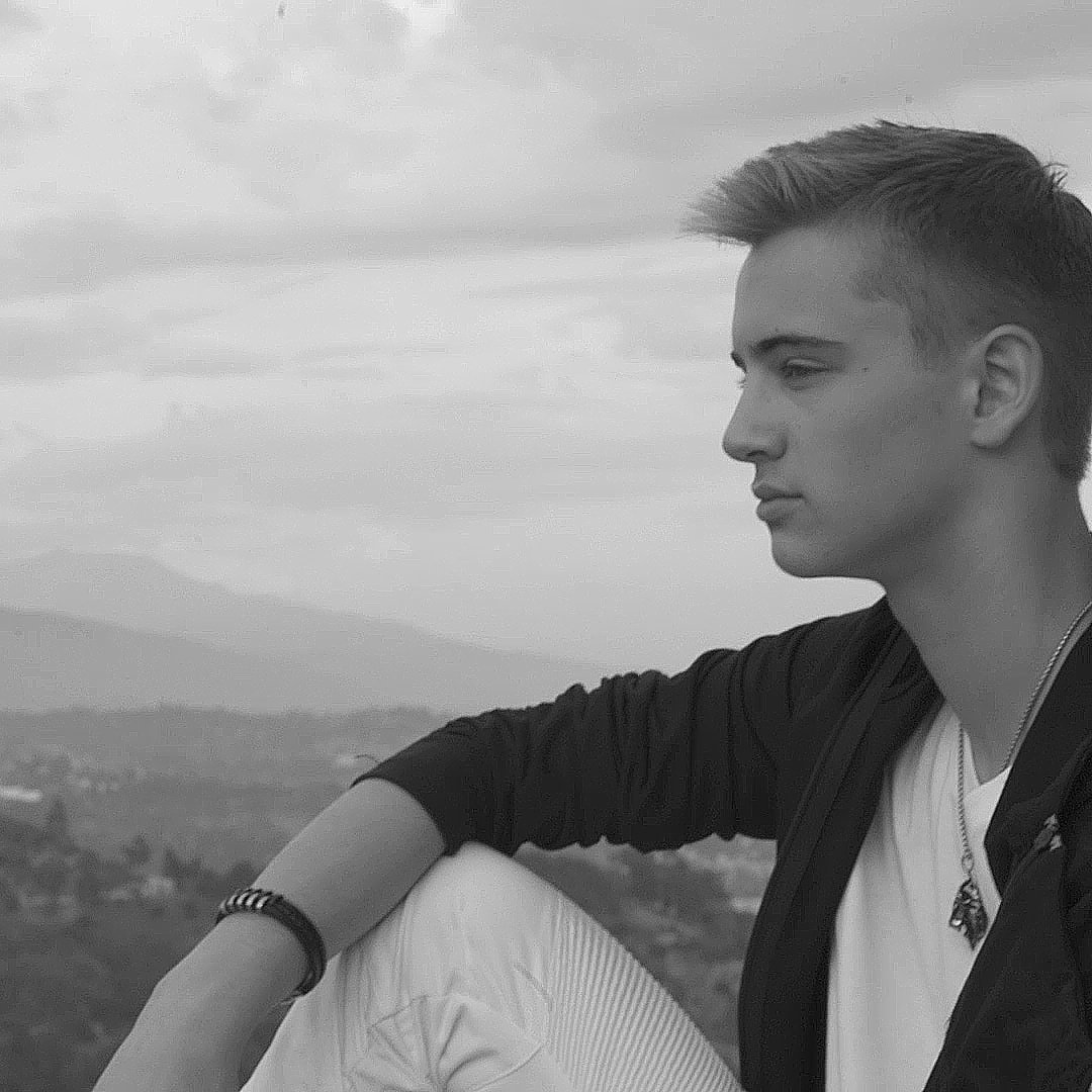 jhammermusic's tweet photo. Staring out into the distance...
#vintage #blackandwhite #filter #newsingle #JHammer #profile #whitejeans #jacket #music #song #clouds #landscape #bracelet #mountains https://t.co/CrudyOig7M