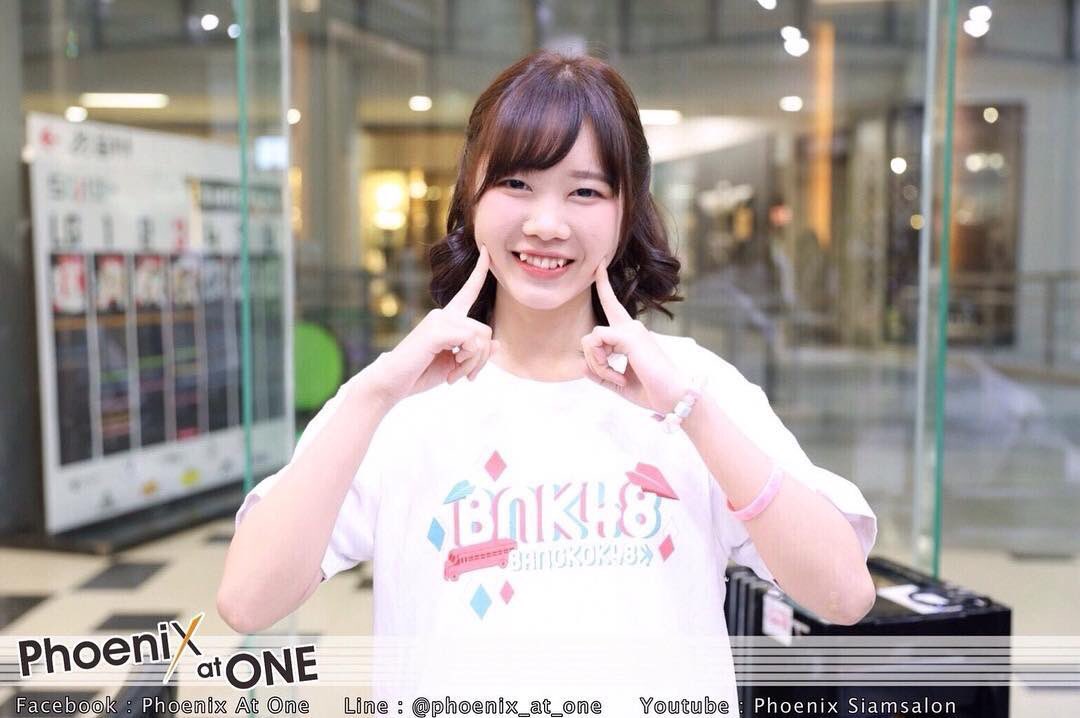 pupe_fc's tweet photo. 👏🏻ผ่าม พ้ามม และลุคใหม่ซิงเกิ้ลที่ 2 Koisuru Forjune Cookie คุกกี้เสี่ยงทาย👩🏻✨ ขอบคุณร้าน Phoenix at One ที่ทำผมของหนูออกมาดูดีขนาดนี้🙏🏻 มีคนชมหลายคนเลยว่าทรงผมนี้สวย ได้ทำทรีทเม้นท์จากผมแห้งฟูกลับมาเด้งดึ๋งๆ😍 ขอบคุณค่า #NudeePhoenix #phoenixatone #BNK48 #PupeBNK48 https://t.co/EGUXZVPlLe